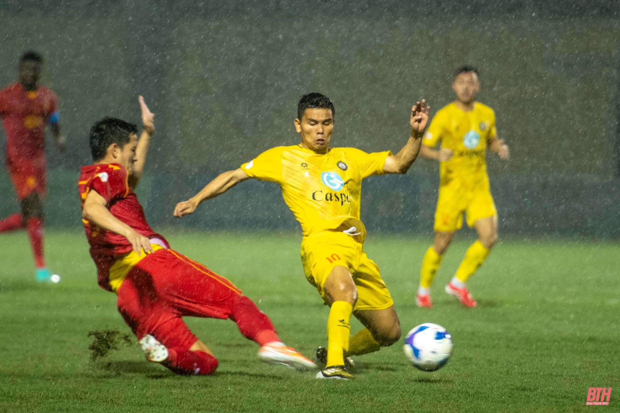 Đông Á Thanh Hóa chia điểm với Sông Lam Nghệ An trong trận “thuỷ chiến” trên sân nhà