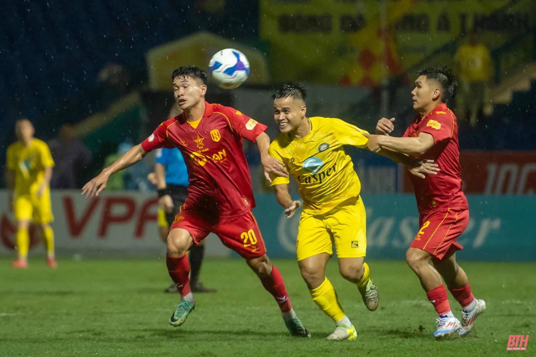 Đông Á Thanh Hóa chia điểm với Sông Lam Nghệ An trong trận “thuỷ chiến” trên sân nhà