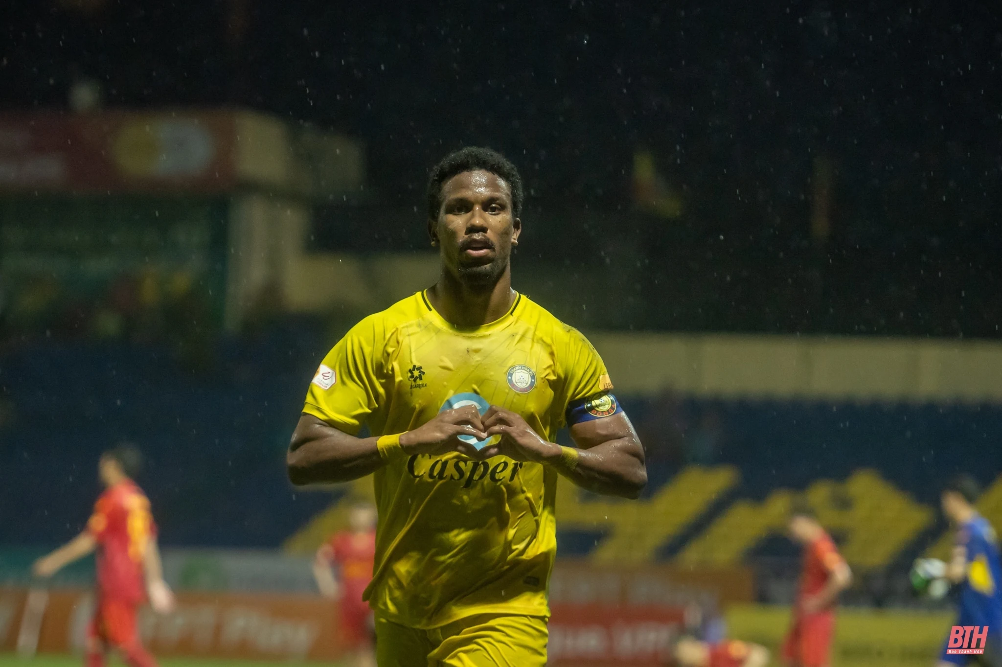 Đông Á Thanh Hóa chia điểm với Sông Lam Nghệ An trong trận “thuỷ chiến” trên sân nhà