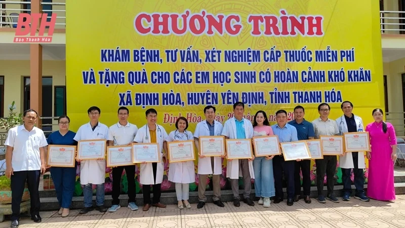 Câu lạc bộ Thầy thuốc họ Ngô Việt Nam tư vấn sức khỏe và tặng quà tại xã Định Hoà 