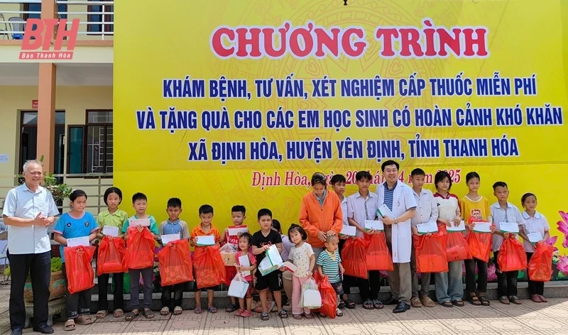 Câu lạc bộ Thầy thuốc họ Ngô Việt Nam tư vấn sức khỏe và tặng quà tại xã Định Hoà 