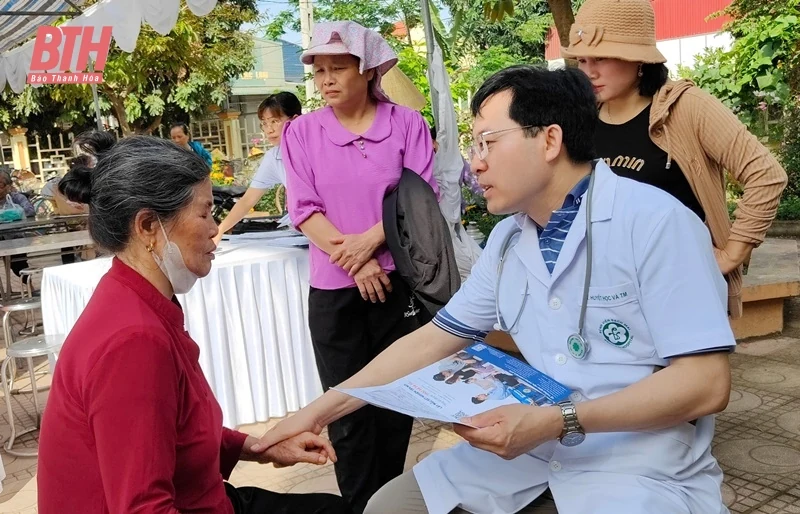 Câu lạc bộ Thầy thuốc họ Ngô Việt Nam tư vấn sức khỏe và tặng quà tại xã Định Hoà 