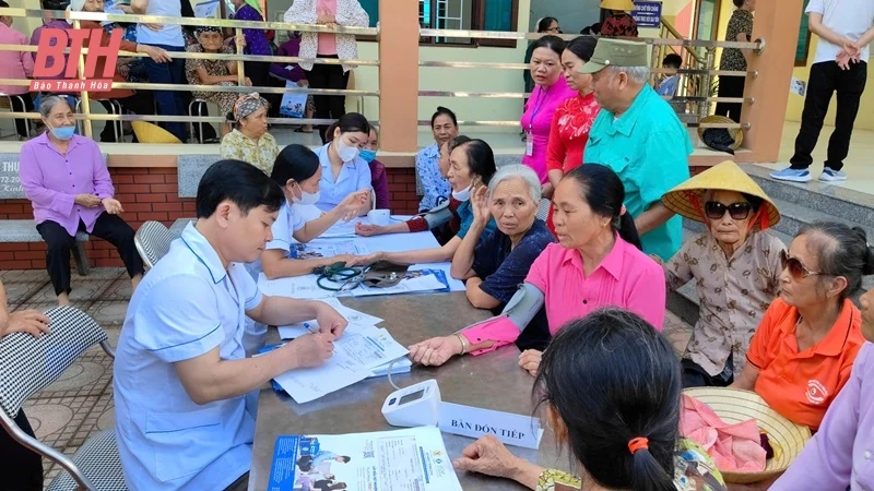 Câu lạc bộ Thầy thuốc họ Ngô Việt Nam tư vấn sức khỏe và tặng quà tại xã Định Hoà 