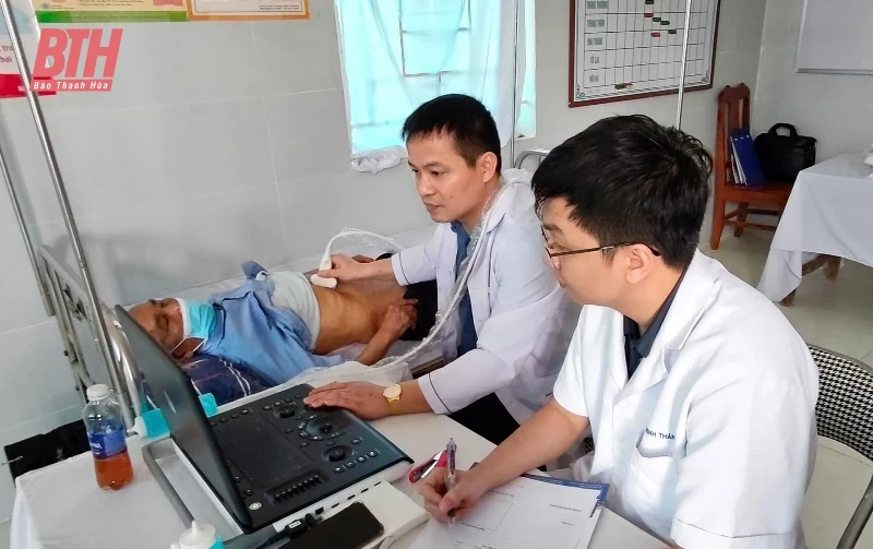 Câu lạc bộ Thầy thuốc họ Ngô Việt Nam tư vấn sức khỏe và tặng quà tại xã Định Hoà 