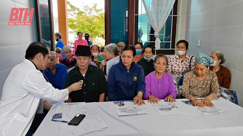 Câu lạc bộ Thầy thuốc họ Ngô Việt Nam tư vấn sức khỏe và tặng quà tại xã Định Hoà 