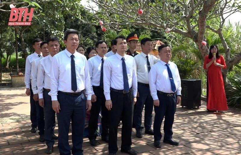 Dâng hương tại Di tích lịch sử cách mạng Chùa Xuân Áng – nơi thành lập Chi bộ Đảng đầu tiên huyện Vĩnh Lộc