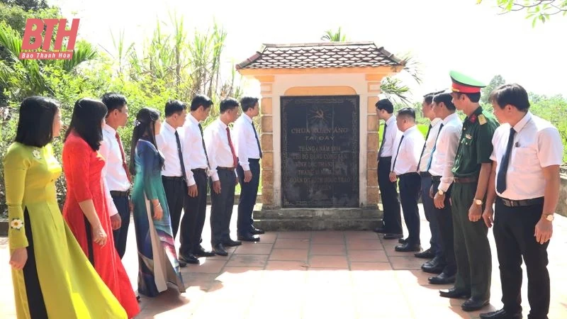 Dâng hương tại Di tích lịch sử cách mạng Chùa Xuân Áng – nơi thành lập Chi bộ Đảng đầu tiên huyện Vĩnh Lộc