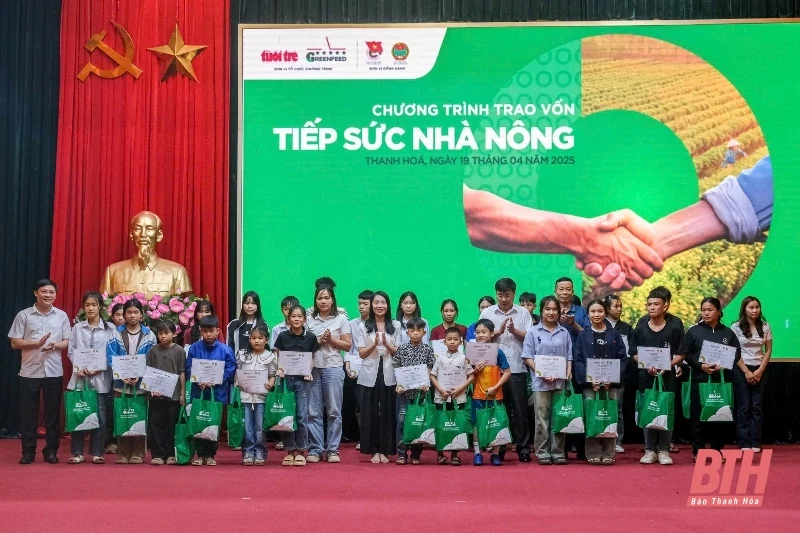 Nông dân huyện Lang Chánh được trao vốn Chương trình “Tiếp sức nhà nông”