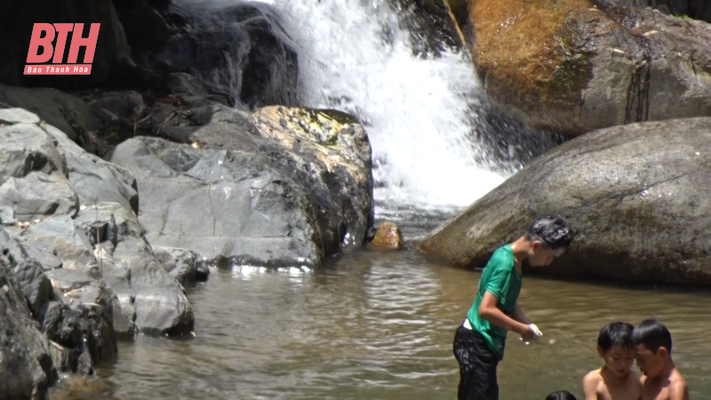 Nguy cơ mất an toàn từ việc học sinh vùng biên ra suối tắm, giặt do thiếu nước sinh hoạt
