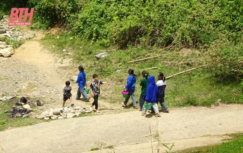 Nguy cơ mất an toàn từ việc học sinh vùng biên ra suối tắm, giặt do thiếu nước sinh hoạt