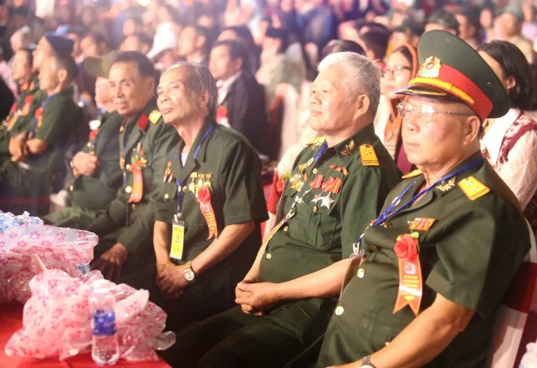 Trình Chủ tịch nước tặng quà người có công nhân kỷ niệm 50 năm Ngày Giải phóng miền Nam