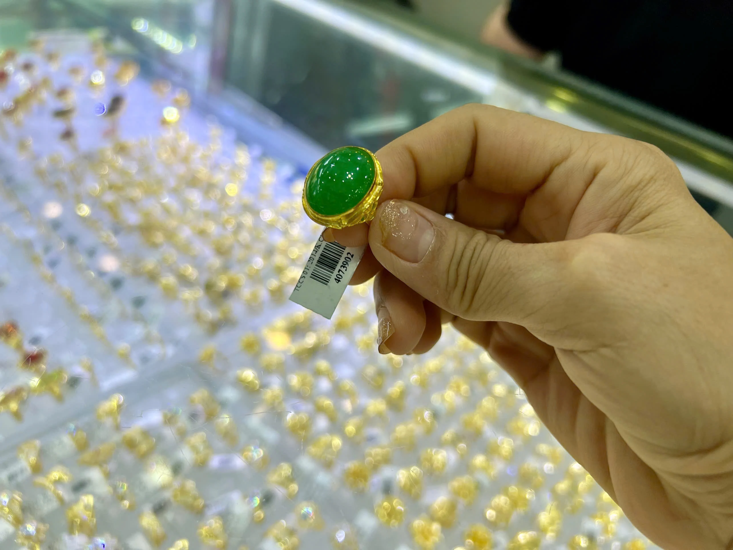 “Vàng hơi” lên ngôi, tiền thật thành... “giấy tay”