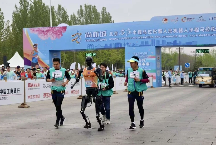 Trung Quốc tổ chức cuộc đua bán marathon đầu tiên giữa robot và con người