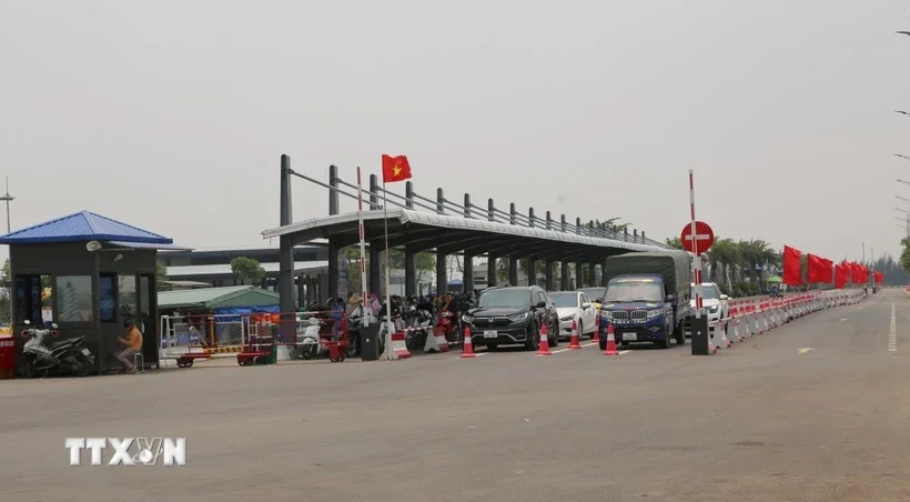 Tạm dừng chuyên chở ôtô sang đảo Cát Bà để tránh quá tải dịp nghỉ lễ 30/4