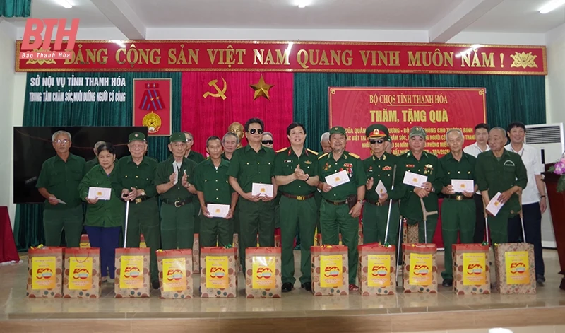 Bộ CHQS tỉnh thăm, tặng quà người có công