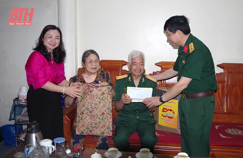 Bộ CHQS tỉnh thăm, tặng quà người có công