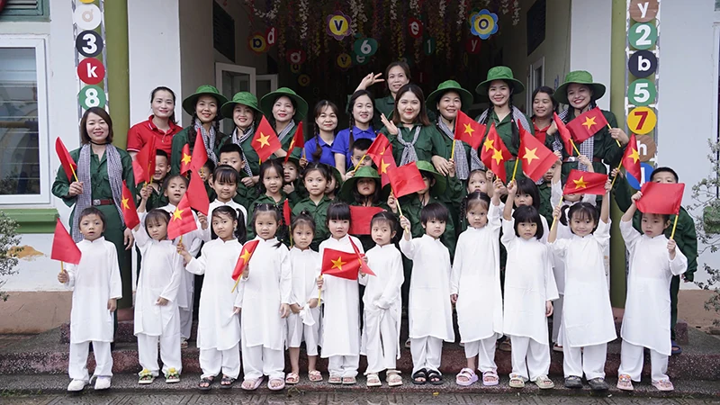 Trường Mầm non thị trấn Yên Cát tổ chức hoạt động trải nghiệm “Hào khí Việt Nam”