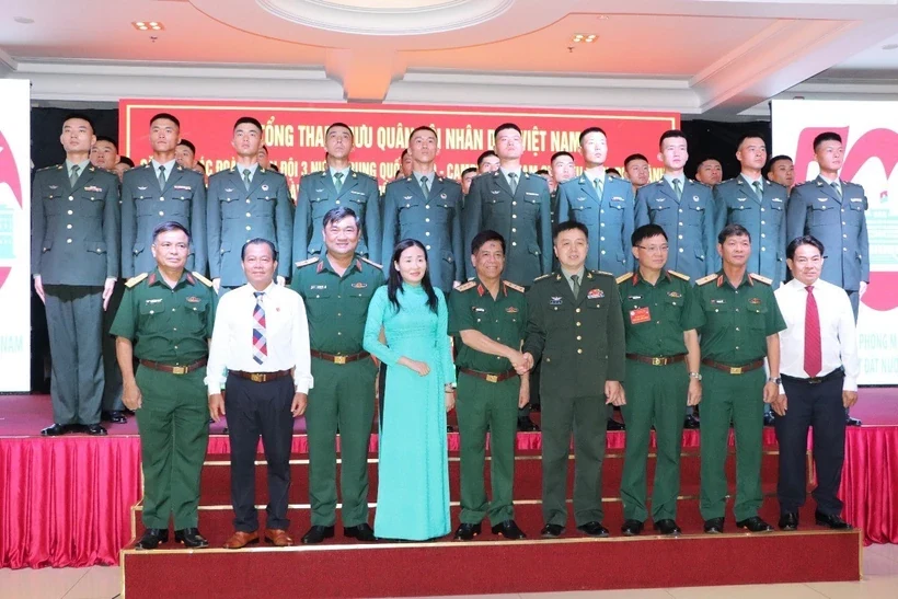 Thăm, động viên các đoàn quân đội quốc tế tham gia diễu binh ngày 30/4