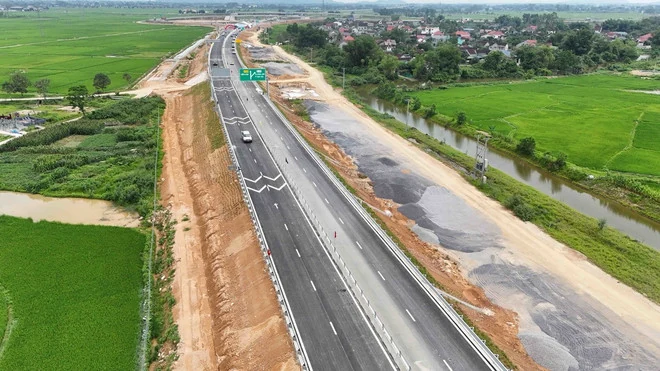 Thủ tướng: Đẩy nhanh tiến độ, hoàn thành 3.000km đường bộ cao tốc trong năm 2025
