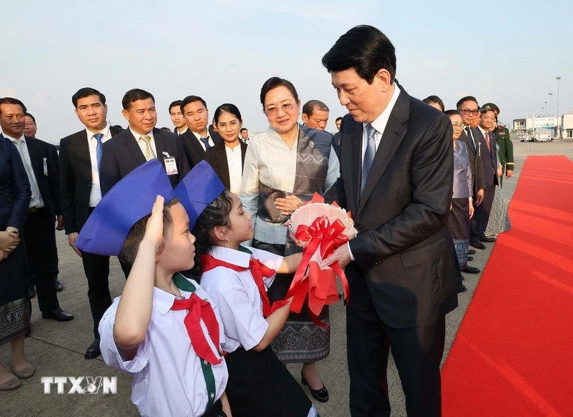 Chủ tịch nước về tới Hà Nội, kết thúc tốt đẹp chuyến thăm cấp Nhà nước tới Lào