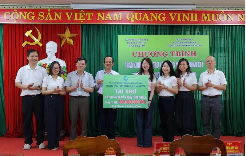 Vietcombank trao 500 triệu đồng hỗ trợ làm nhà ở cho hộ nghèo tại Thiệu Hóa