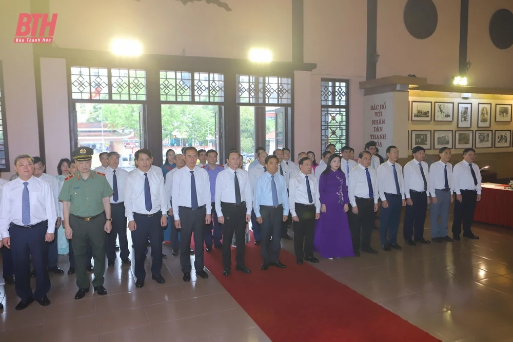 Đoàn đại biểu tỉnh Thanh Hóa dâng hoa, dâng hương nhân kỷ niệm 50 năm Ngày giải phóng miền Nam thống nhất đất nước