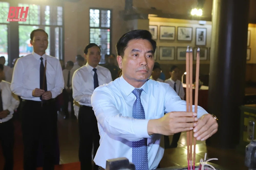 Đoàn đại biểu tỉnh Thanh Hóa dâng hoa, dâng hương nhân kỷ niệm 50 năm Ngày giải phóng miền Nam thống nhất đất nước