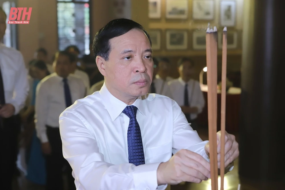 Đoàn đại biểu tỉnh Thanh Hóa dâng hoa, dâng hương nhân kỷ niệm 50 năm Ngày giải phóng miền Nam thống nhất đất nước