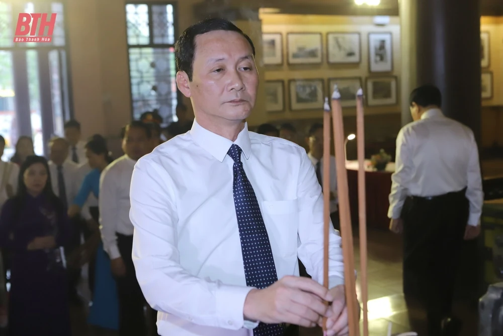 Đoàn đại biểu tỉnh Thanh Hóa dâng hoa, dâng hương nhân kỷ niệm 50 năm Ngày giải phóng miền Nam thống nhất đất nước