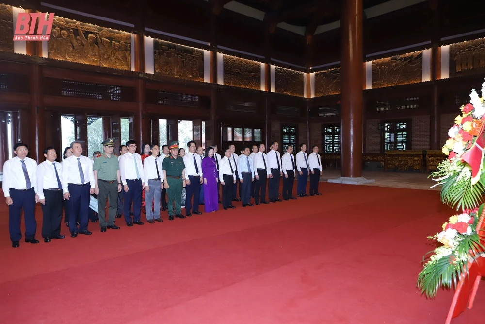 Đoàn đại biểu tỉnh Thanh Hóa dâng hoa, dâng hương nhân kỷ niệm 50 năm Ngày giải phóng miền Nam thống nhất đất nước