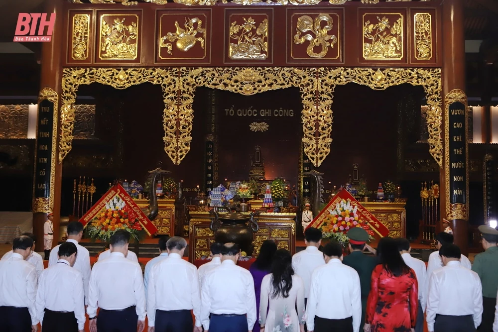 Đoàn đại biểu tỉnh Thanh Hóa dâng hoa, dâng hương nhân kỷ niệm 50 năm Ngày giải phóng miền Nam thống nhất đất nước