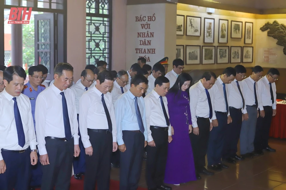 Đoàn đại biểu tỉnh Thanh Hóa dâng hoa, dâng hương nhân kỷ niệm 50 năm Ngày giải phóng miền Nam thống nhất đất nước