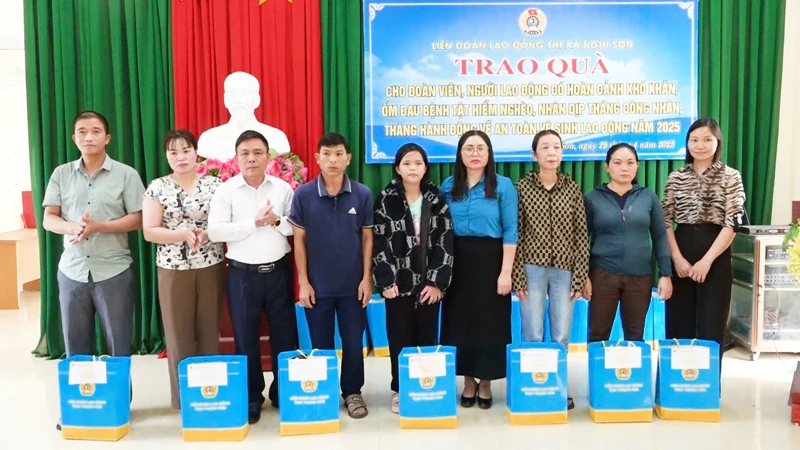 LĐLĐ thị xã Nghi Sơn trao quà cho đoàn viên, người lao động có hoàn cảnh khó khăn, bệnh tật hiểm nghèo