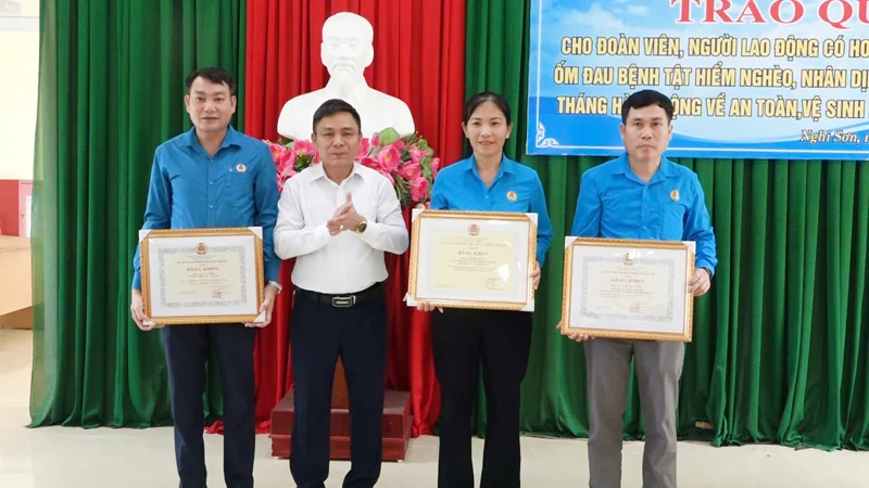 LĐLĐ thị xã Nghi Sơn trao quà cho đoàn viên, người lao động có hoàn cảnh khó khăn, bệnh tật hiểm nghèo