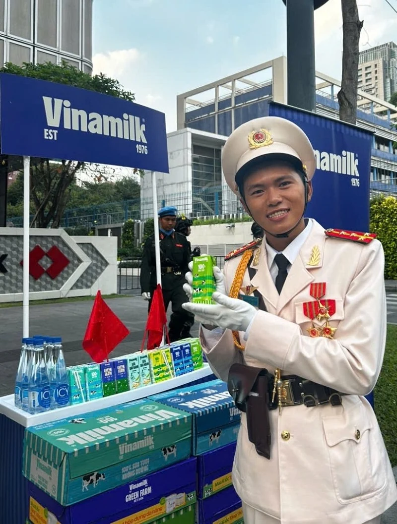 Hơn 150.000 sản phẩm Vinamilk tiếp sức các lực lượng và người dân tham gia đại lễ 30/4