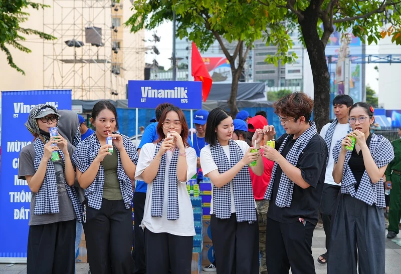 Hơn 150.000 sản phẩm Vinamilk tiếp sức các lực lượng và người dân tham gia đại lễ 30/4