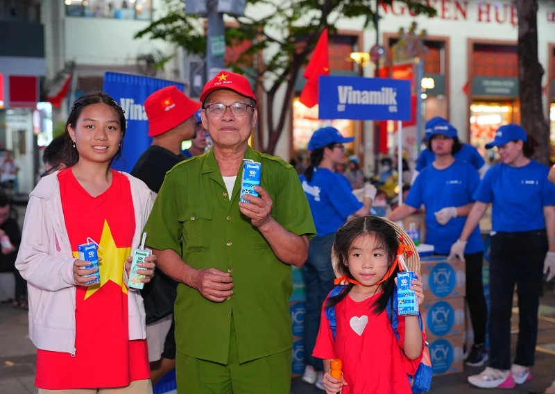 Hơn 150.000 sản phẩm Vinamilk tiếp sức các lực lượng và người dân tham gia đại lễ 30/4