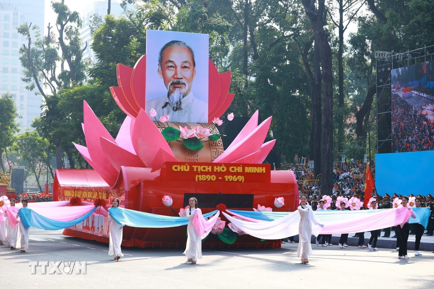 Hào hùng Lễ diễu binh, diễu hành kỷ niệm 50 năm thống nhất đất nước