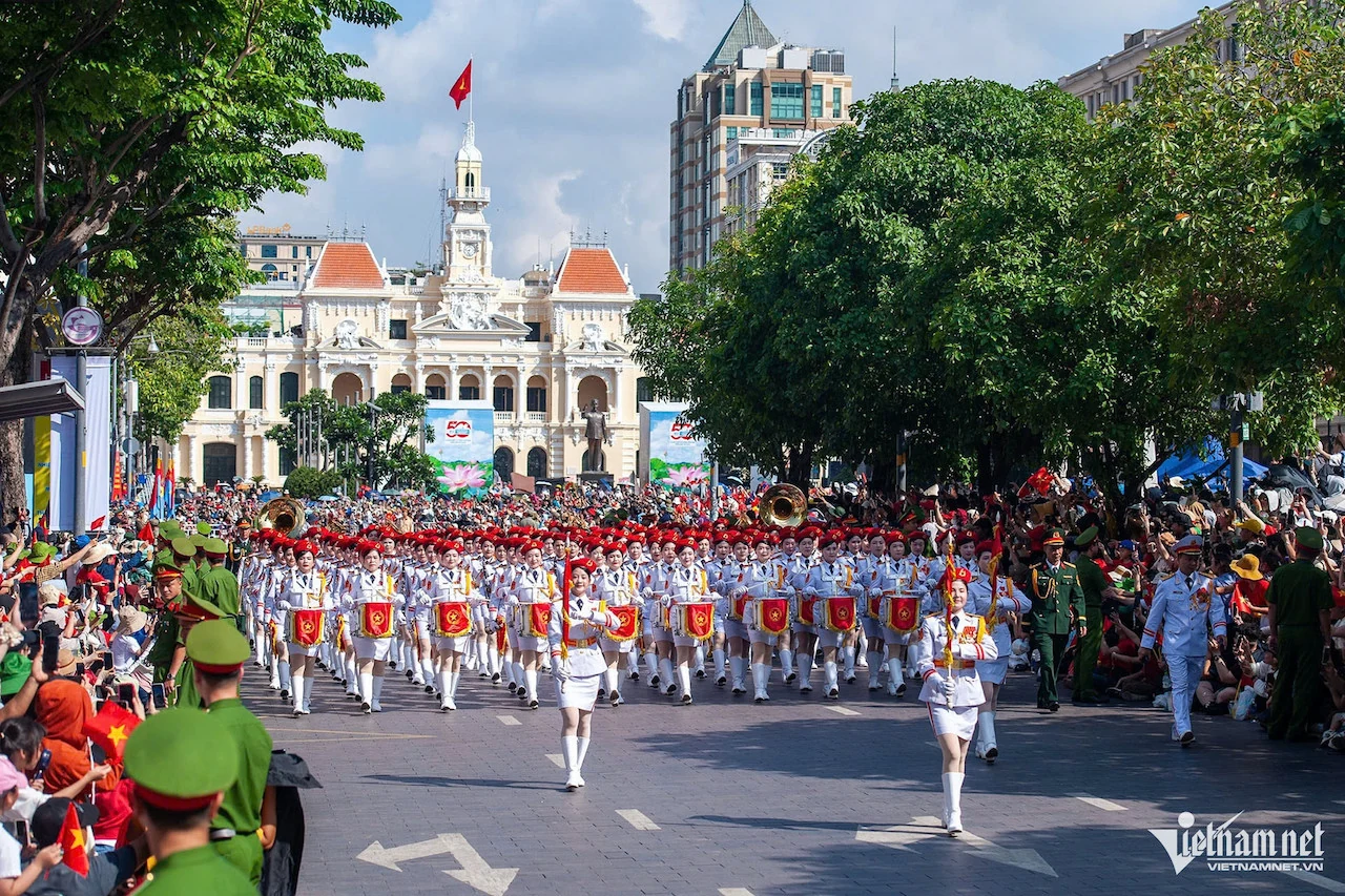 Diễu binh, diễu hành kỷ niệm 30/4 khác duyệt binh như thế nào?