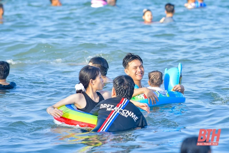 Sầm Sơn đông nghịt người trong ngày đầu nghỉ lễ