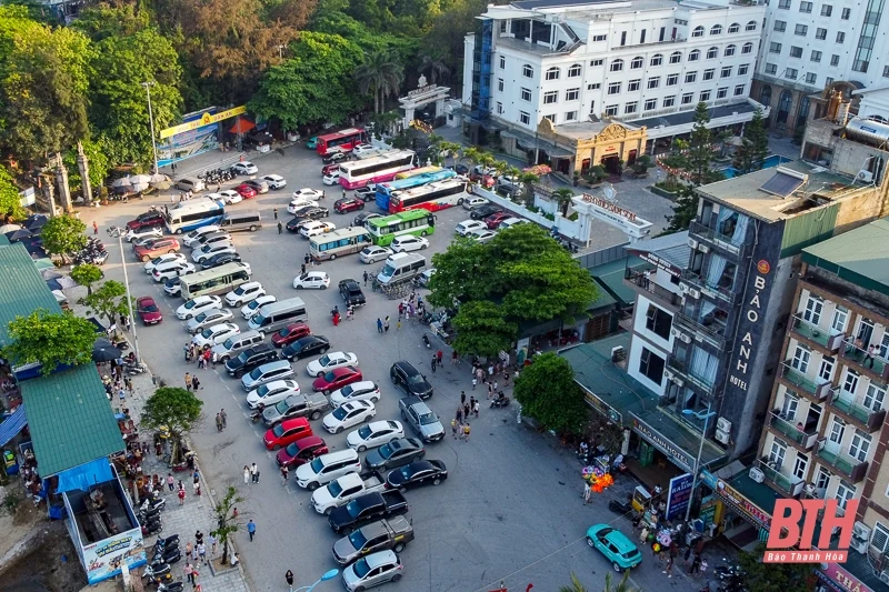 Sầm Sơn đông nghịt người trong ngày đầu nghỉ lễ