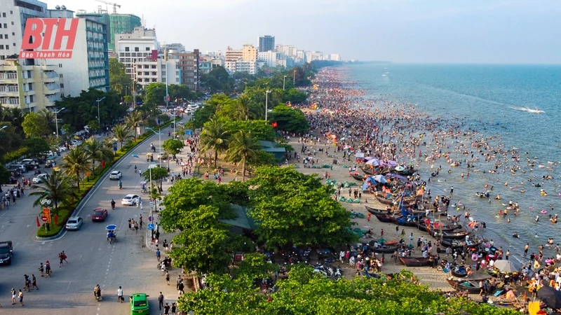 Sầm Sơn đông nghịt người trong ngày đầu nghỉ lễ