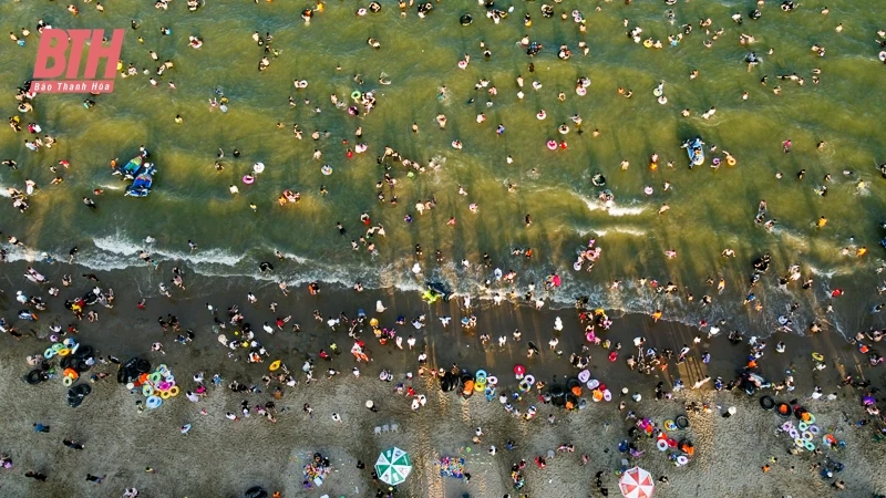 Sầm Sơn đông nghịt người trong ngày đầu nghỉ lễ