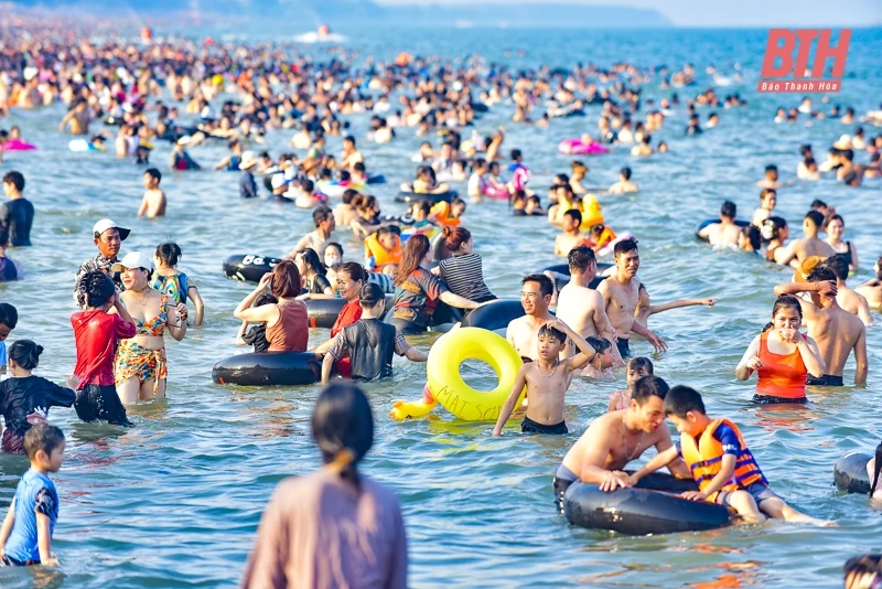 Sầm Sơn đông nghịt người trong ngày đầu nghỉ lễ