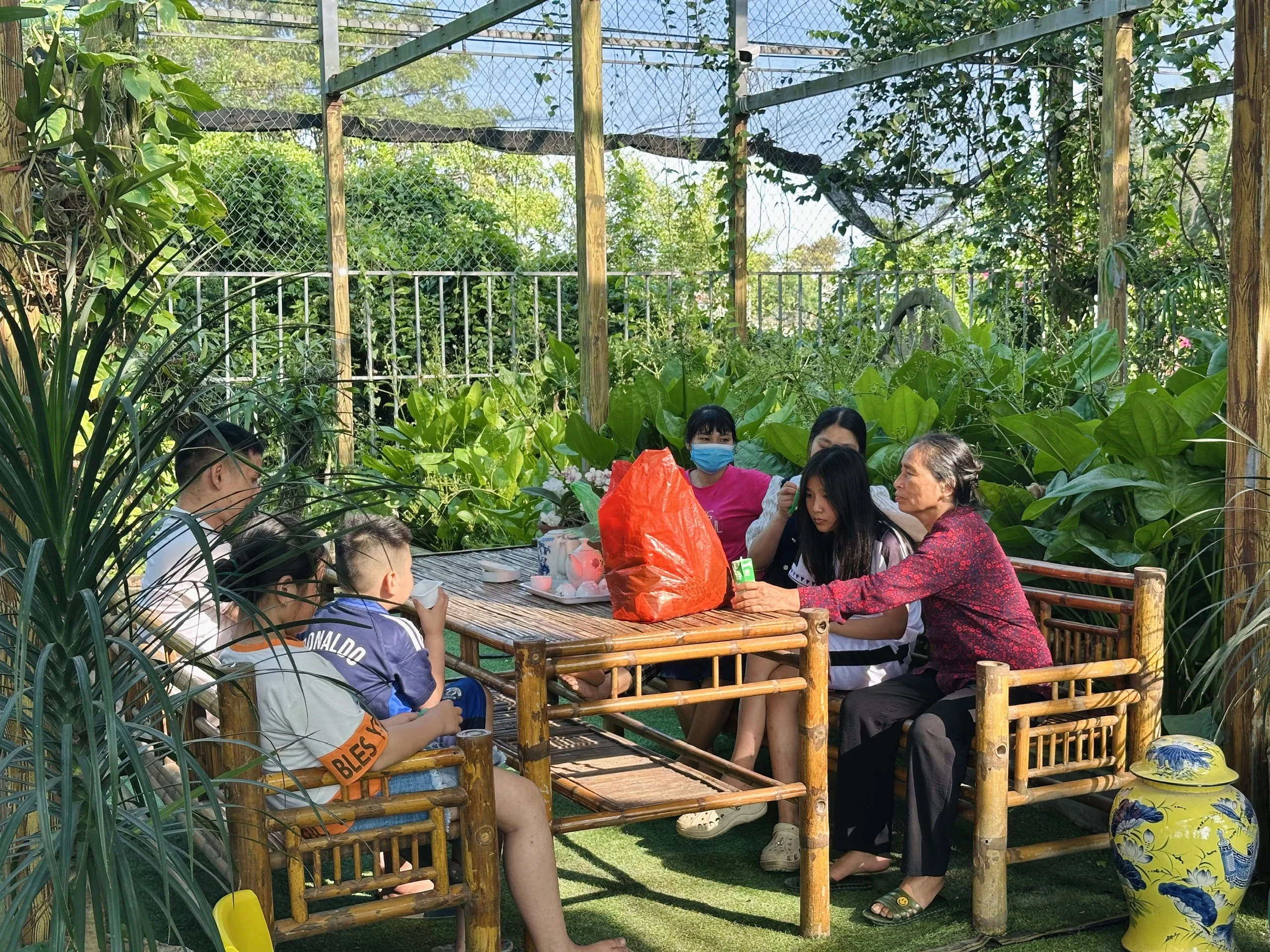 Người dân tận hưởng kỳ nghỉ xanh ngay trong thành phố