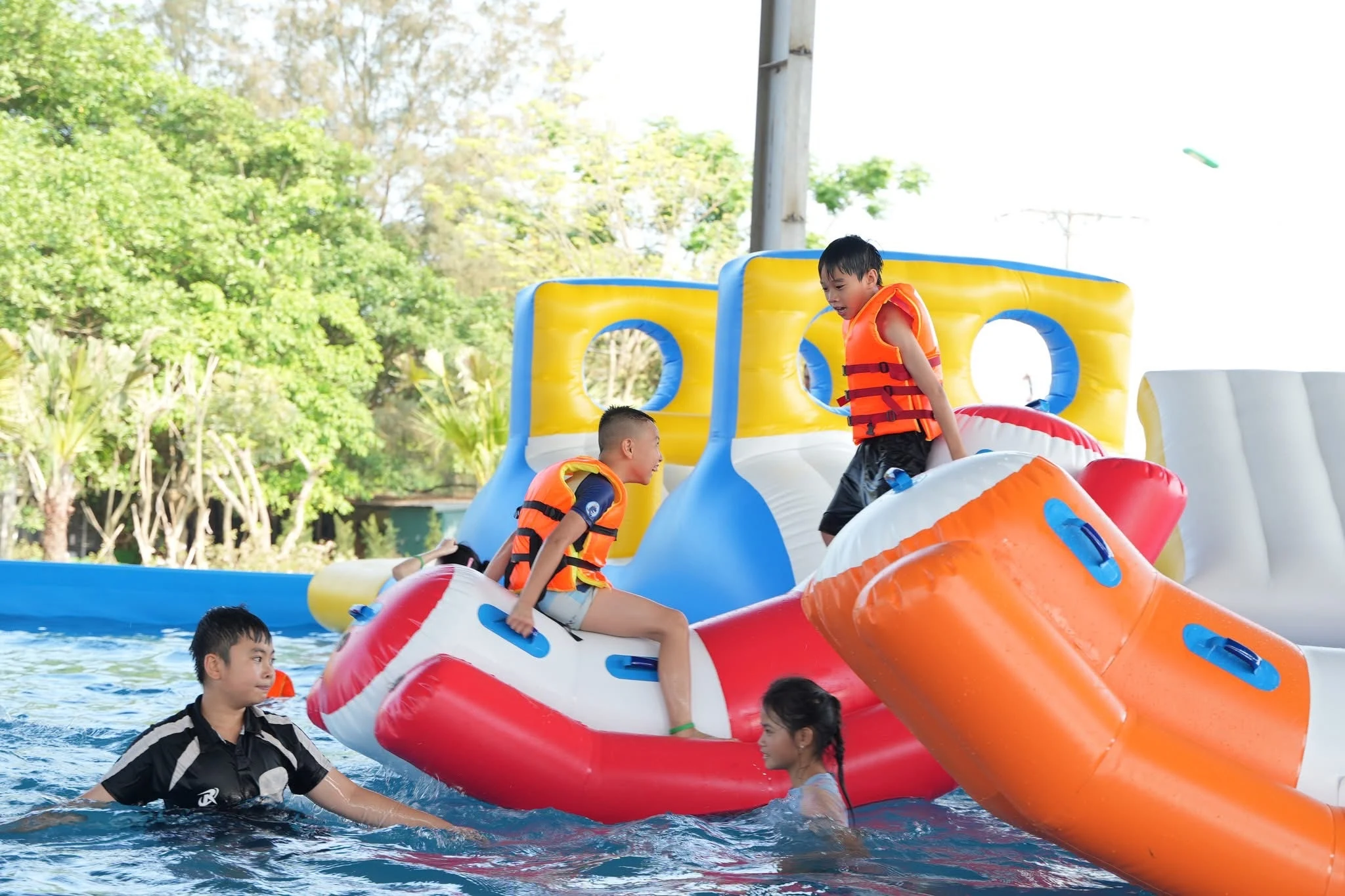 Người dân tận hưởng kỳ nghỉ xanh ngay trong thành phố