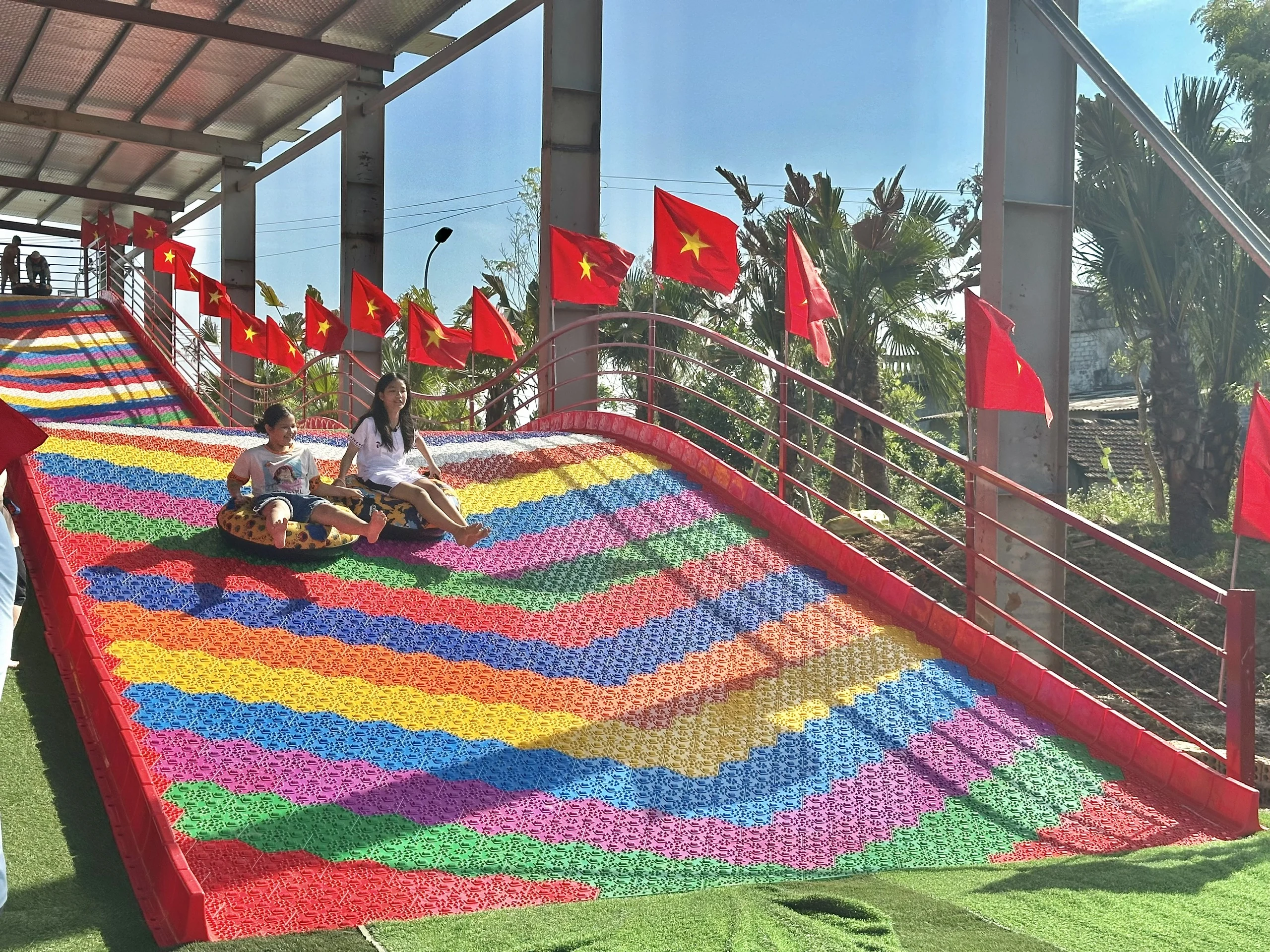 Người dân tận hưởng kỳ nghỉ xanh ngay trong thành phố