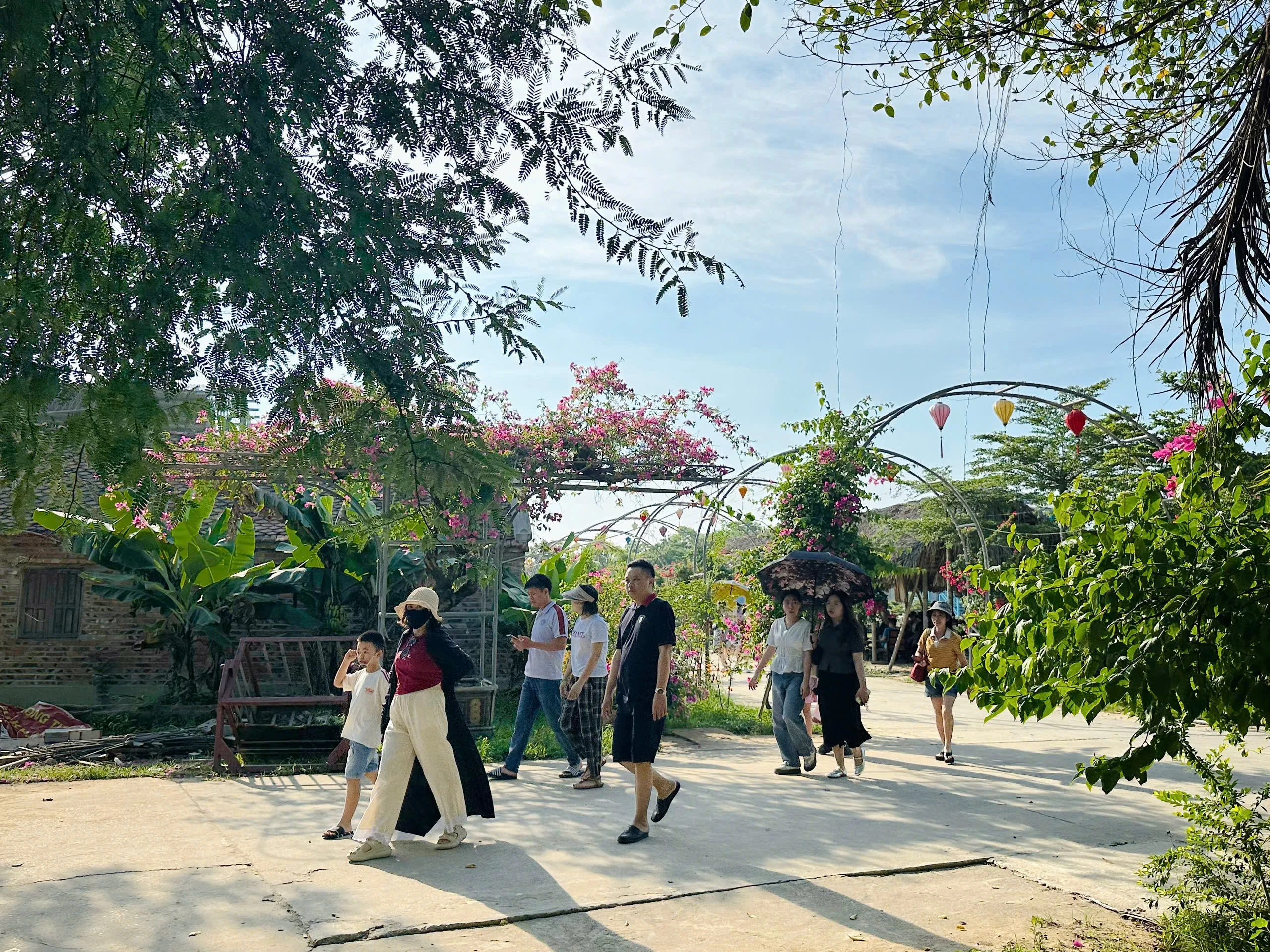 Người dân tận hưởng kỳ nghỉ xanh ngay trong thành phố