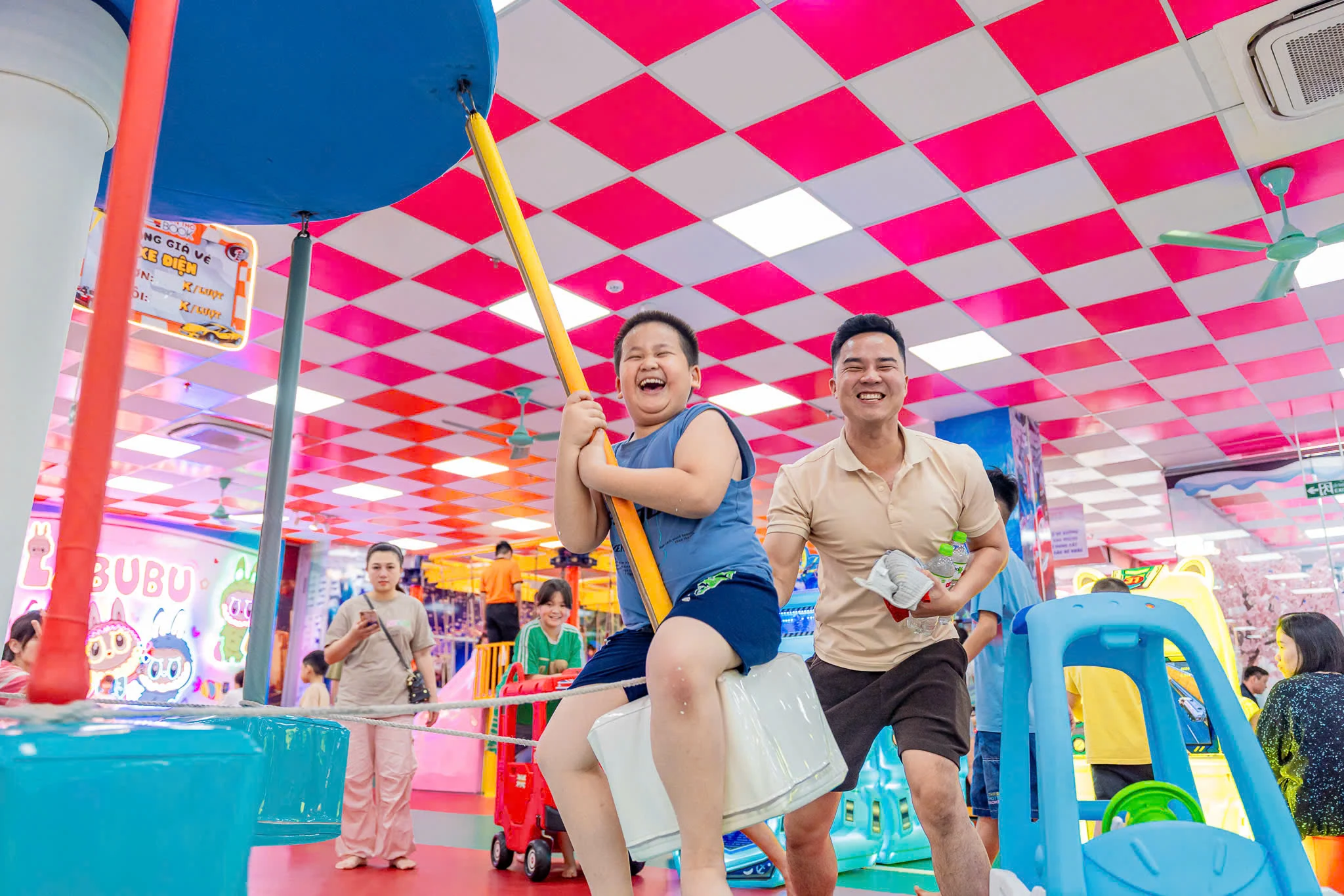 Các khu vui chơi dành cho trẻ em nhộn nhịp trong kỳ nghỉ lễ