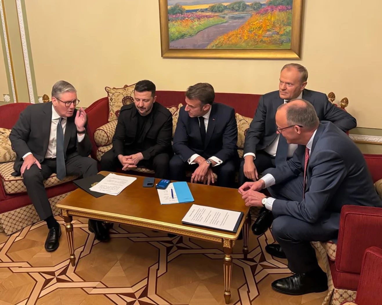 Châu Âu ấn định thời điểm ngừng bắn, đe doạ trừng phạt Nga